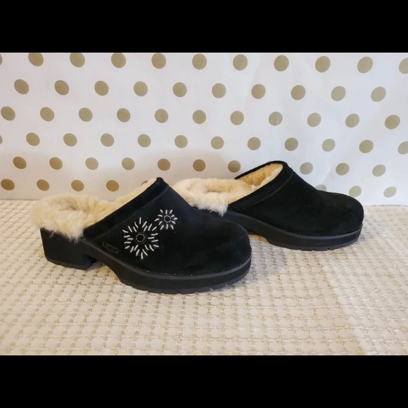 Ugg clogs size 8 - Picture 2 of 6